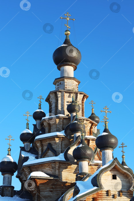 Скачать Санарка, Россия - 11 февраля 2024 года: необычная архитектура деревянной православной церкви в честь иконы Божией Матери “Скоропослушница” фотосток Ozero