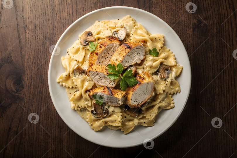 Скачать Фарфалле в сливочном соусе с куриной грудкой и грибами фотосток Ozero