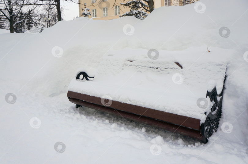 Скачать Заснеженная скамейка в парке фотосток Ozero