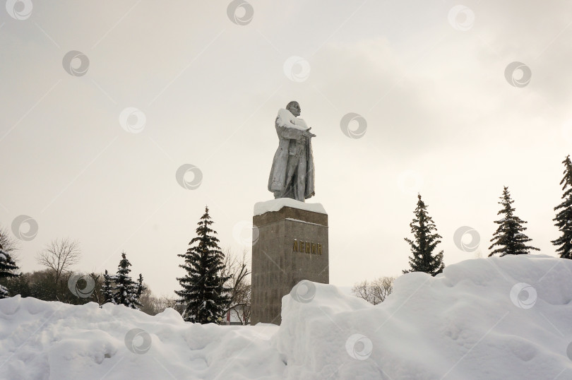 Скачать Казань, Татарстан, Россия - февраль 2026: Памятник Ленину над сугробами фотосток Ozero