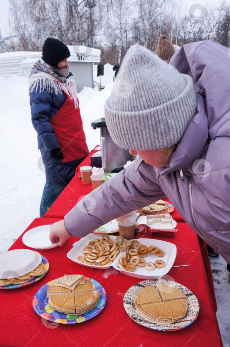 Скачать Казань, Татарстан, Россия - февраль 2026: Угощение на Масленицу фотосток Ozero