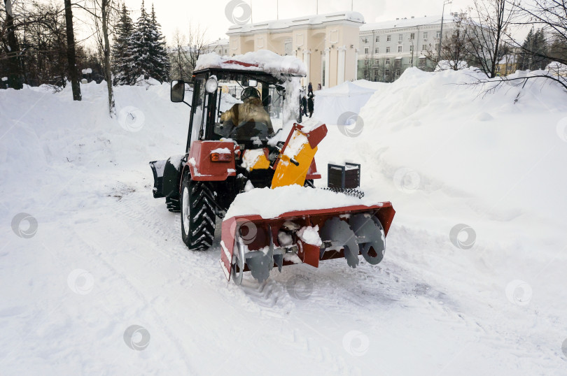 Скачать Казань, Татарстан, Россия - февраль 2026: Уборка снега трактором фотосток Ozero