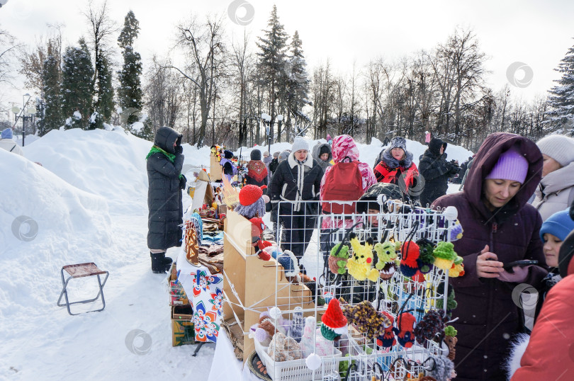 Скачать Казань, Татарстан, Россия - февраль 2026: Уличная продажа сувениров фотосток Ozero