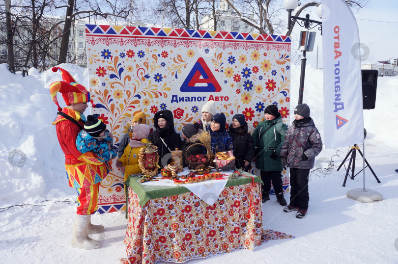 Скачать Казань, Татарстан, Россия – февраль 2026:  фотозона на Масленицу фотосток Ozero