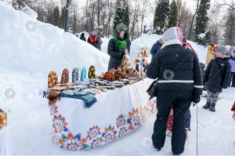 Скачать Казань, Татарстан, Россия - февраль 2026: Продажа сувенирной продукции фотосток Ozero