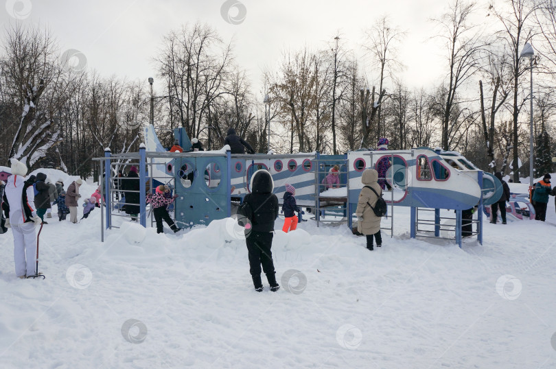 Скачать Казань, Татарстан, Россия - февраль 2026: Самолёт на детской площадке фотосток Ozero