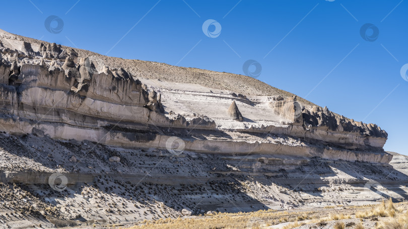 Скачать Живописная скала на фоне голубого неба. Здесь есть причудливые скалистые образования фотосток Ozero