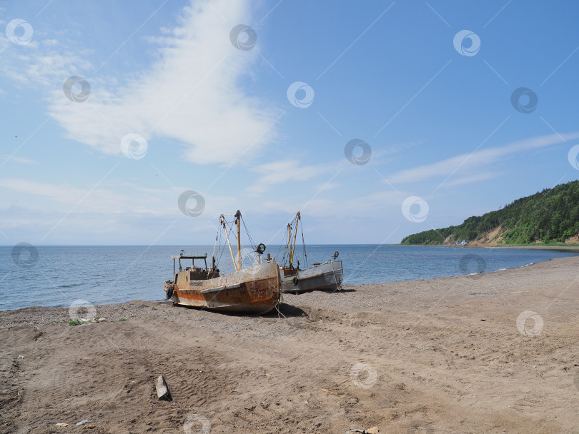 Скачать Лодки на берегу. Охотское море. 2025. 09. Сахалин. Россия. Лодки на берегу. Сахалин. (марка) фотосток Ozero