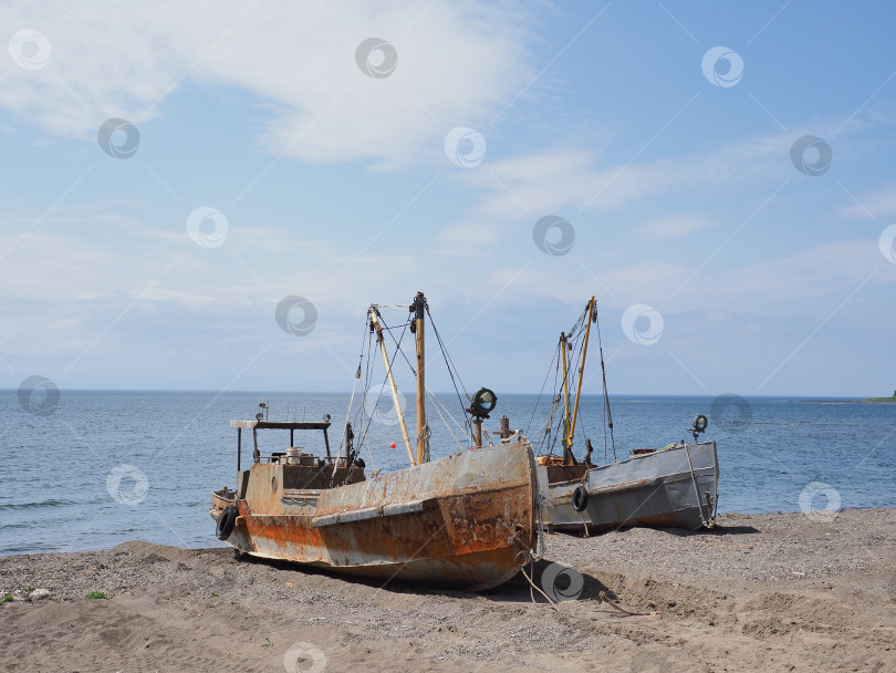 Скачать Лодки на берегу. Охотское море. 2025. 09. Сахалин. Лодки на берегу. Сахалин. (марка) фотосток Ozero