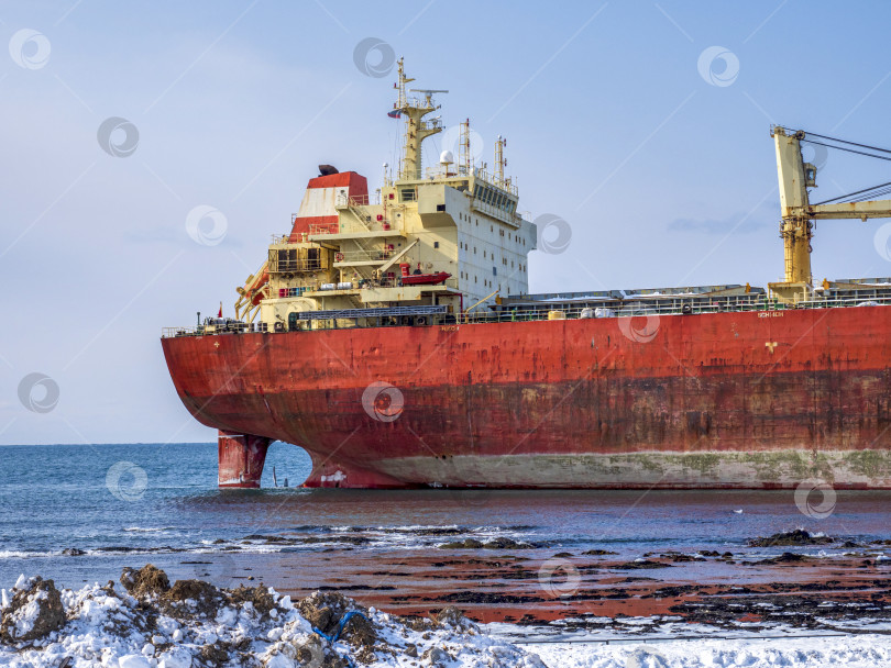 Скачать Сухогруз сел на мель. г. Невельск.  Сахалин. Россия. 2025. 01. Грузовое судно село на мель. Невельск. Сахалин. (марка) фотосток Ozero