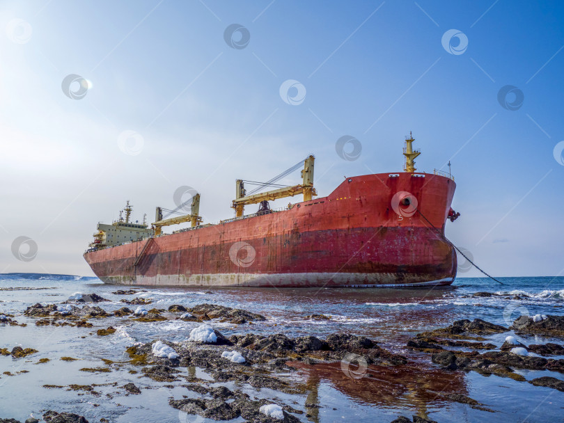 Скачать Сухогруз сел на мель. г. Невельск.  Сахалин. Россия. 2025. 01. Грузовое судно село на мель. Невельск. Сахалин. (марка) фотосток Ozero