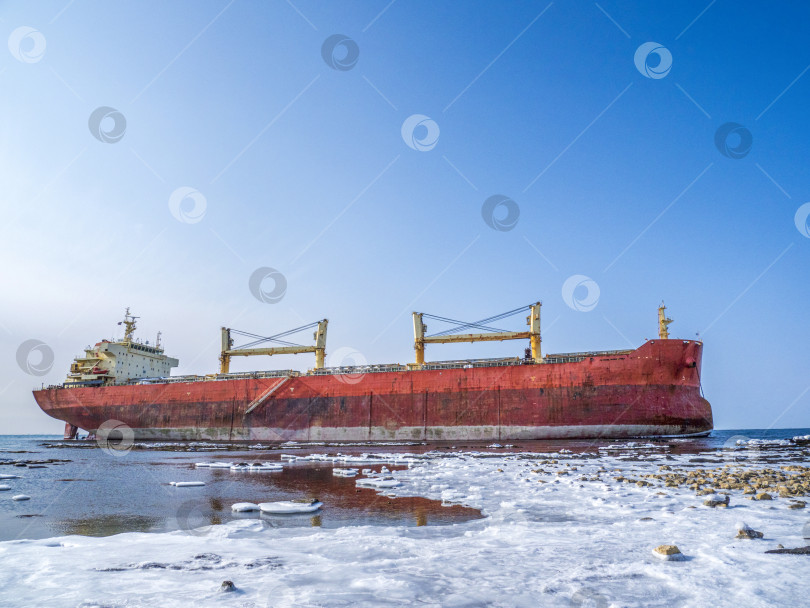 Скачать Сухогруз сел на мель. г. Невельск.  Сахалин. Россия. 2025. 01. Грузовое судно село на мель. Невельск. Сахалин. (марка) фотосток Ozero
