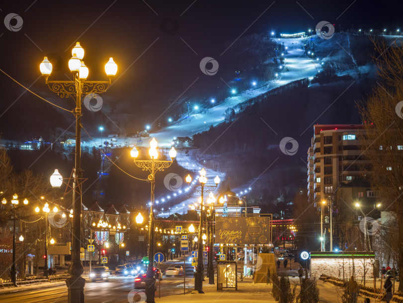 Скачать Вид на горнолыжный комплекс «Горный воздух». г. Южно-Сахалинск. Сахалин. Россия. 01.01.2024. Вид на горнолыжный курорт "Горный воздух". Южно-Сахалинск. Сахалин. (марка) фотосток Ozero