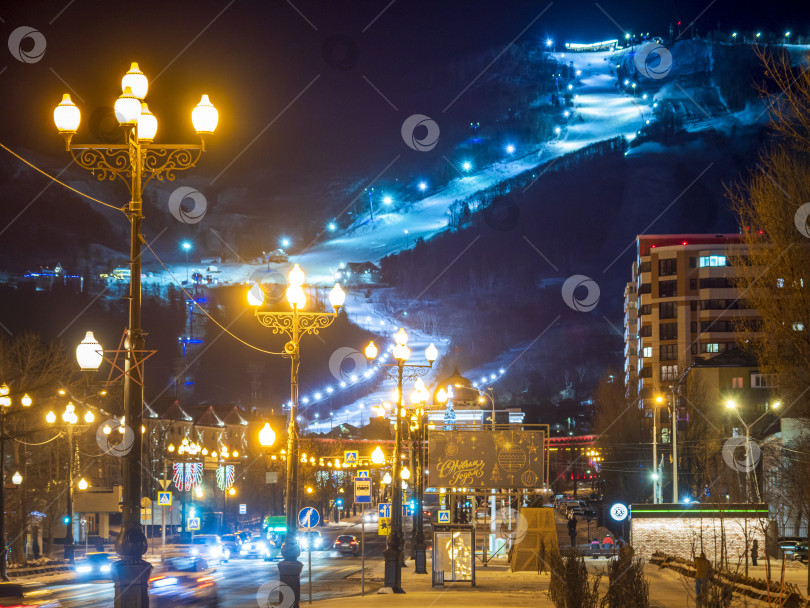 Скачать Вид на горнолыжный комплекс «Горный воздух». г. Южно-Сахалинск. Сахалин. Россия. 01.01.2004. Вид на горнолыжный курорт "Горный воздух". Южно-Сахалинск. Сахалин. (марка) фотосток Ozero