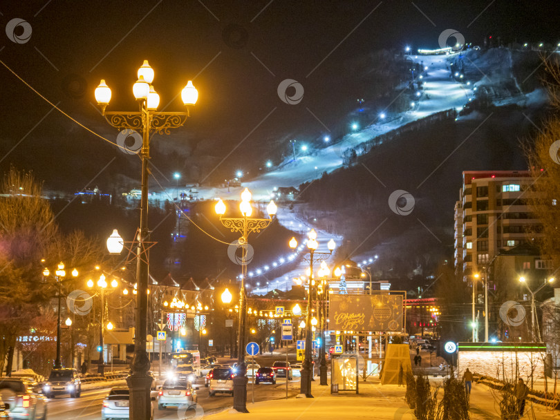 Скачать Вид на горнолыжный комплекс «Горный воздух». г. Южно-Сахалинск. Сахалин. Россия. 01. 01.2024. Вид на горнолыжный курорт "Горный воздух". Южно-Сахалинск. Сахалин. (марка) фотосток Ozero
