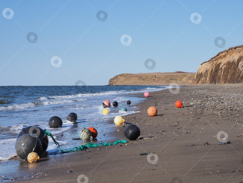 Скачать Поплавки. Берег. Татарский пролив. Сахалин. Поплавки.Татарский пролив. Сахалин. (марка) фотосток Ozero