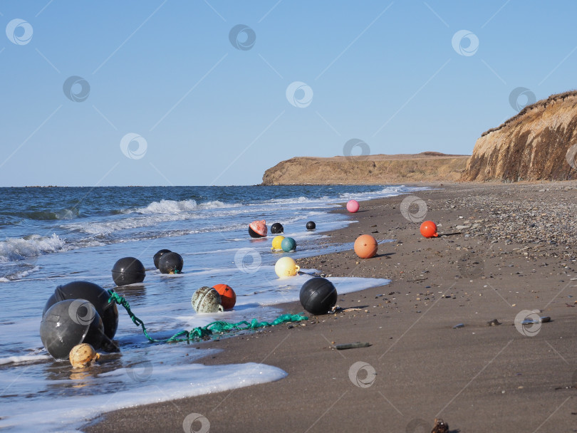 Скачать Поплавки. Берег. Татарский пролив. Сахалин. Поплавки.Татарский пролив. Сахалин. (марка) фотосток Ozero