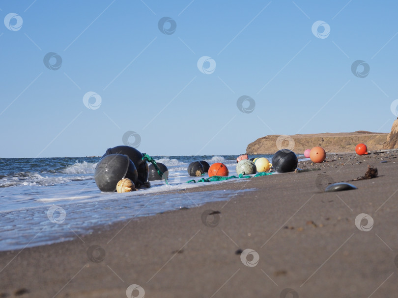 Скачать Поплавки. Берег. Татарский пролив. Сахалин. Поплавки.Татарский пролив. Сахалин. (марка) фотосток Ozero