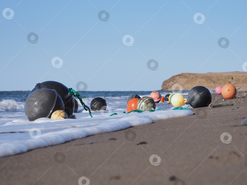 Скачать Поплавки. Берег. Татарский пролив. Сахалин. Поплавки.Татарский пролив. Сахалин. (марка) фотосток Ozero