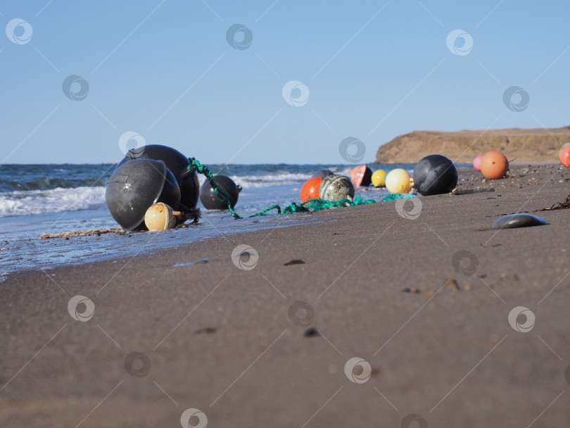Скачать Поплавки. Берег. Татарский пролив. Сахалин. Поплавки.Татарский пролив. Сахалин. (марка) фотосток Ozero