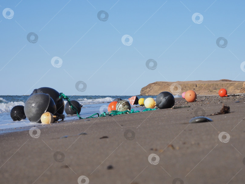 Скачать Поплавки. Берег. Татарский пролив. Сахалин. Поплавки.Татарский пролив. Сахалин. (марка) фотосток Ozero