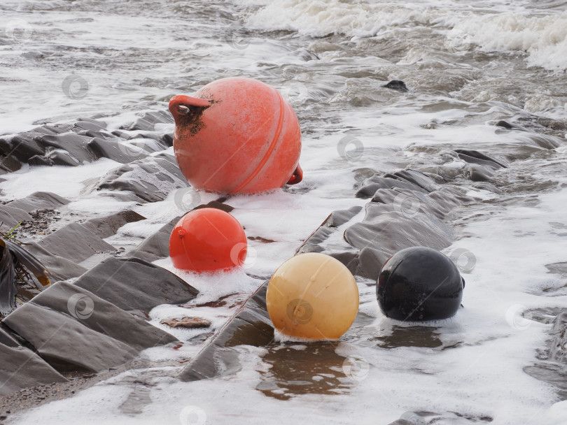 Скачать Поплавки. Берег. Татарский пролив. Сахалин. Поплавки.Татарский пролив. Сахалин. (марка) фотосток Ozero