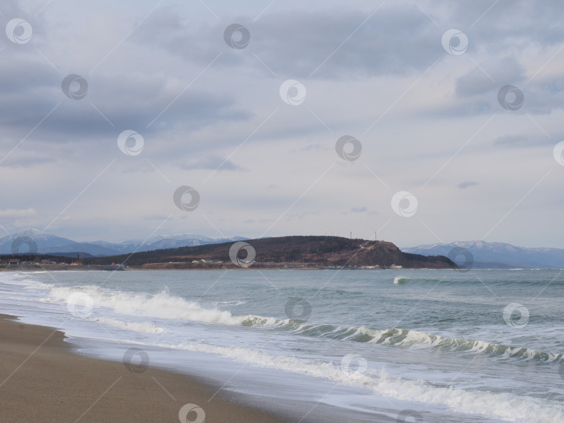 Скачать с.Охотское. залив Мордвинова о.Сахалин. Побережье залива Мордвинова Охотского моря, остров Сахалин, Россия (марка) фотосток Ozero