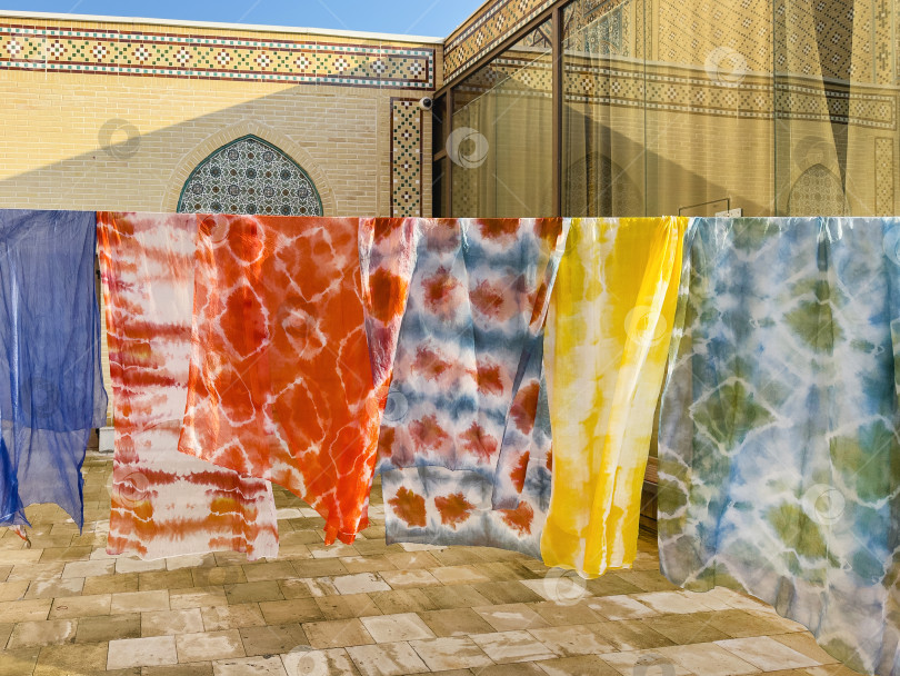 Скачать Ряд разноцветных шалей, висящих на веревке. фотосток Ozero