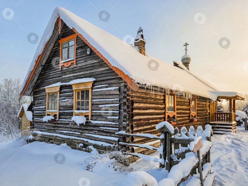 Скачать Красивый деревянный храм покрыт снегом. фотосток Ozero