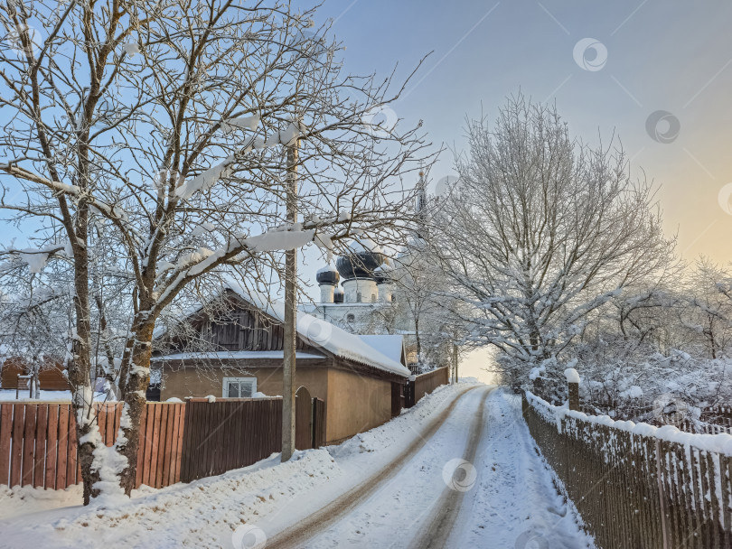 Скачать Старинный русский город Старая Ладога, новая дорога с домом фотосток Ozero