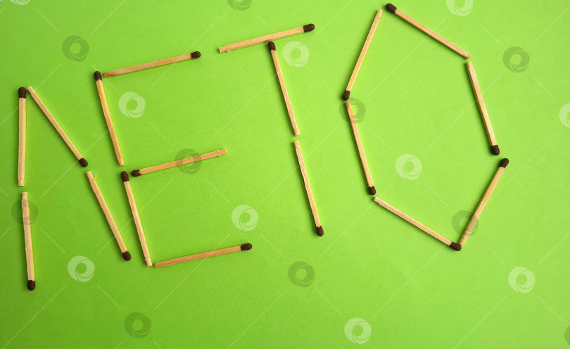 Скачать Слово "лето" выложено спичками на зеленом фоне фотосток Ozero