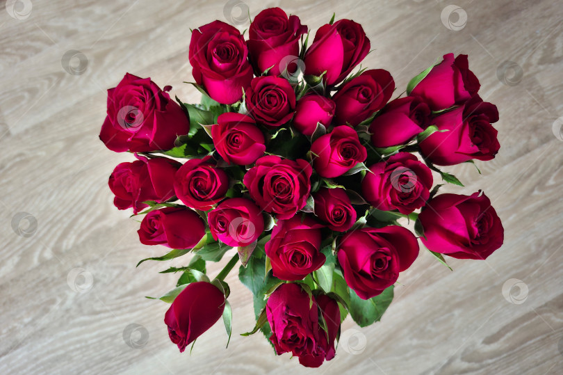 Скачать Букет мелких красных роз, вид сверху фотосток Ozero
