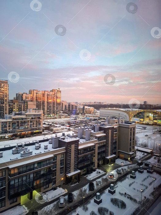 Скачать Утреннее зимнее небо над городом, восход солнца. Санкт-Петербург фотосток Ozero