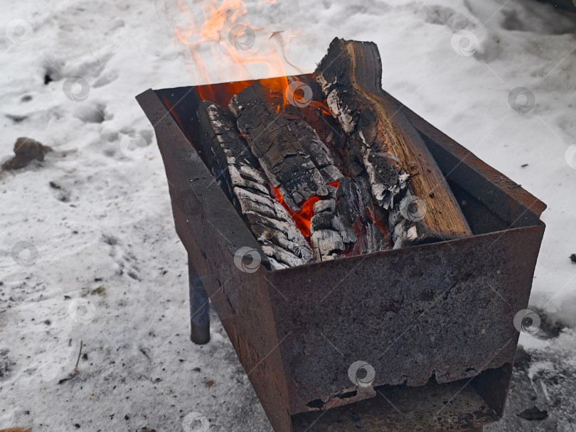Скачать Дрова горят в мангале. фотосток Ozero
