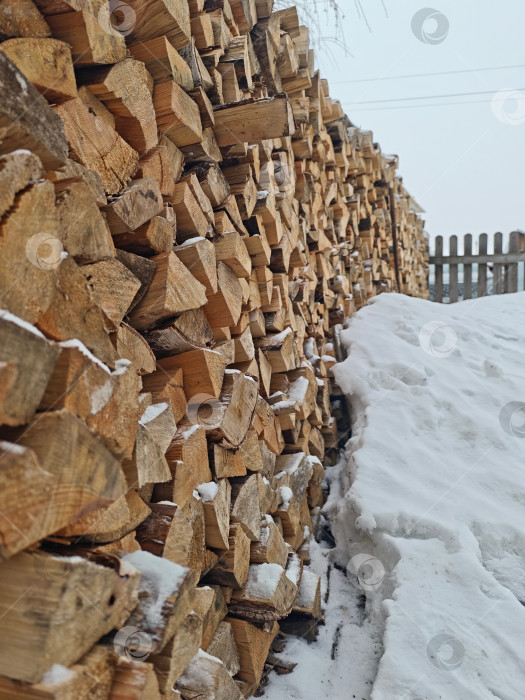 Скачать Колотые дрова в поленнице фотосток Ozero