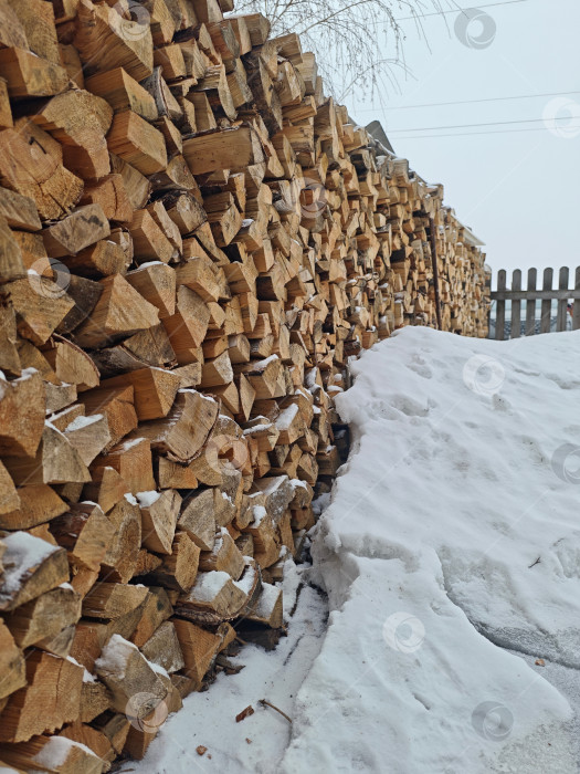 Скачать Колотые дрова в поленнице фотосток Ozero