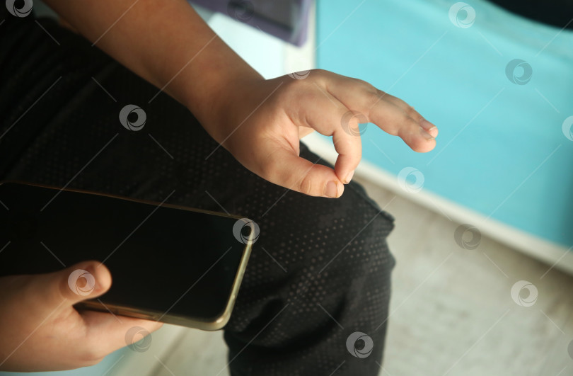 Скачать Подросток, показывающий "классно" фотосток Ozero