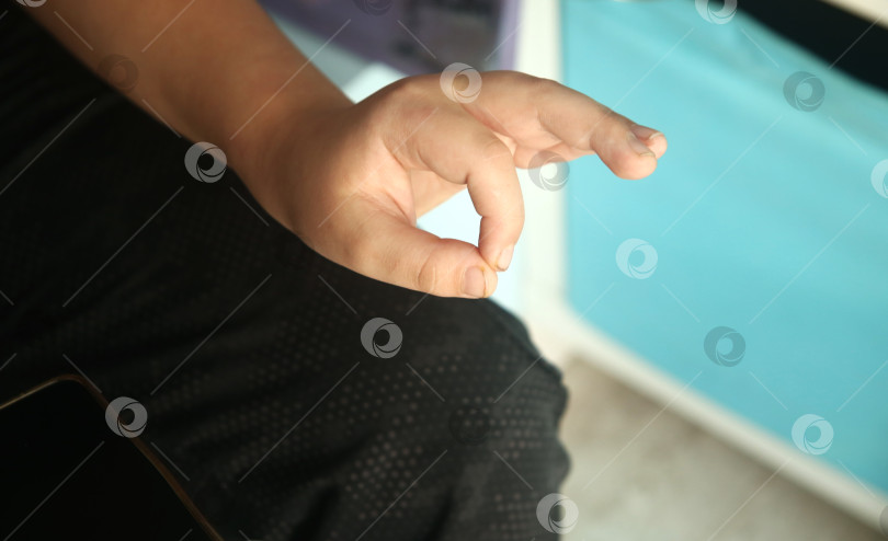 Скачать Рука мальчика-подростка показывающая "класс" рукой фотосток Ozero