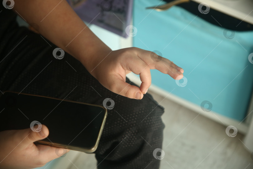 Скачать Мальчик показывающий знак рукой фотосток Ozero