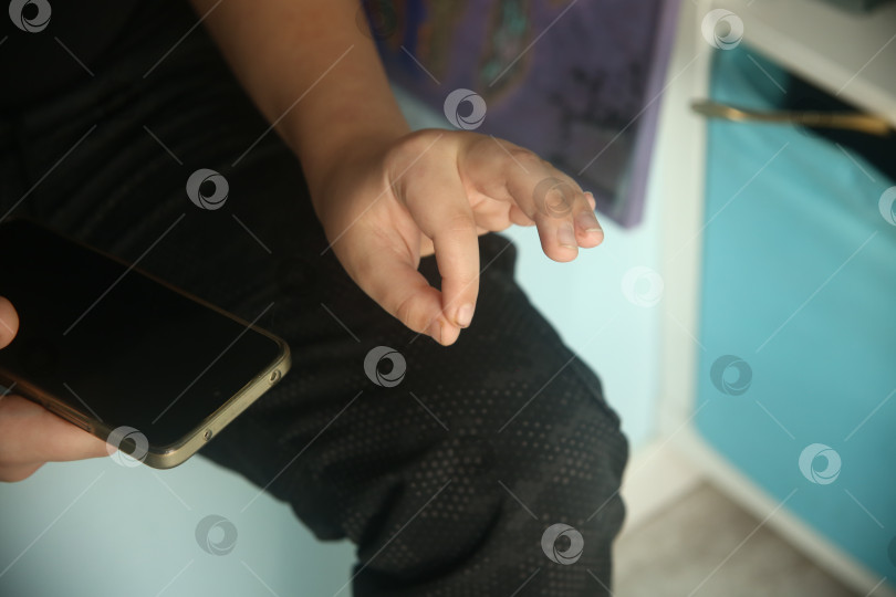 Скачать подросток, мальчик показывающий "классно" фотосток Ozero