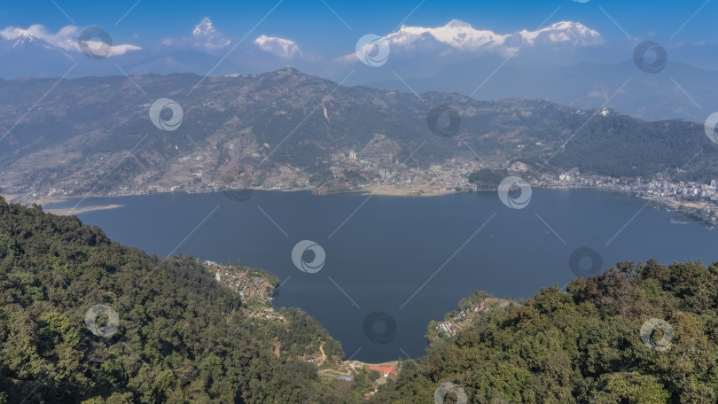 Скачать Прекрасное голубое озеро окружено горами. фотосток Ozero