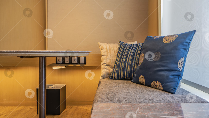 Скачать Интерьер гостиной. Мягкий диван в углу у окна. фотосток Ozero