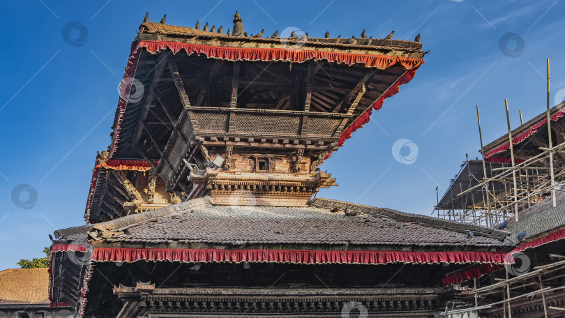 Скачать Древняя неварская архитектура. Многоярусный храм с резными деревянными украшениями фотосток Ozero