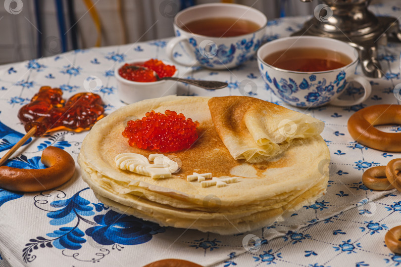 Скачать Блины на столе рядом с самоваром и икра фотосток Ozero