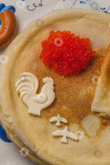 Скачать Блины на столе рядом с самоваром и икра фотосток Ozero