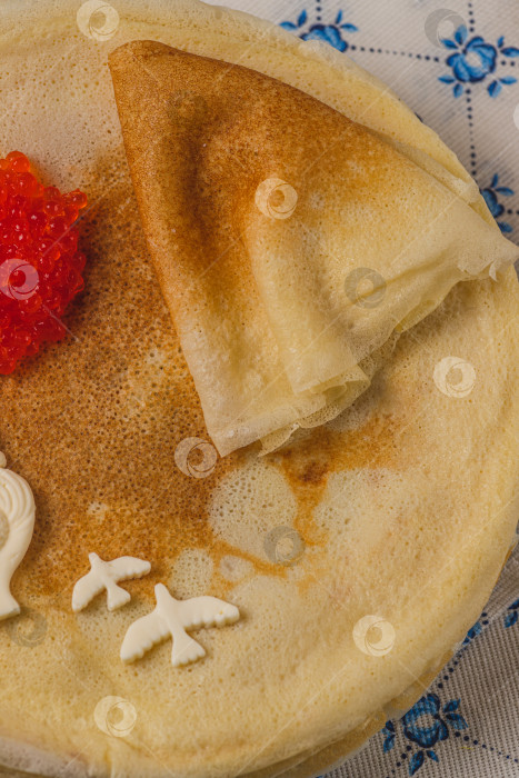 Скачать Блины на столе рядом с самоваром и икра фотосток Ozero