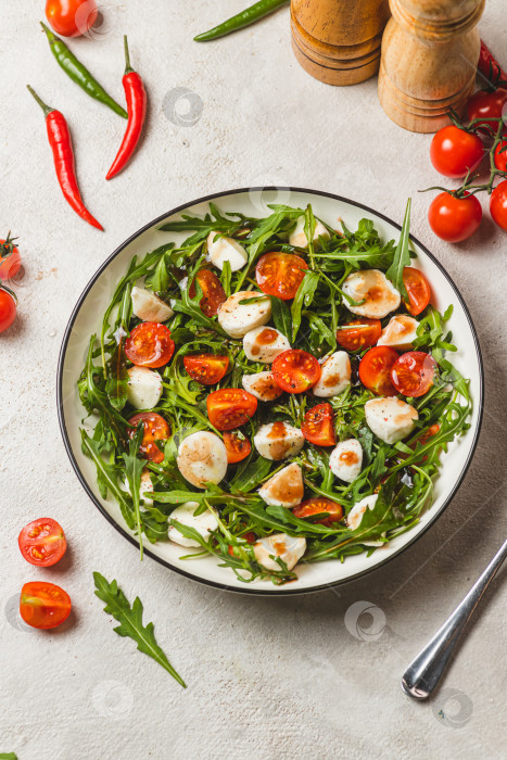 Скачать Салат с рукколой, помидорами черри и моцареллой фотосток Ozero