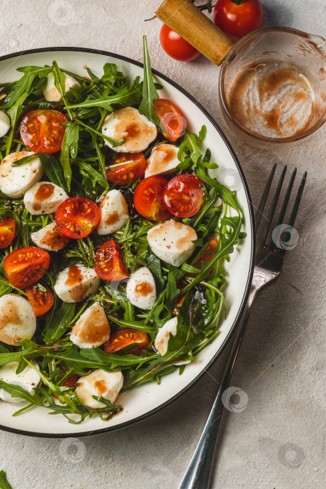 Скачать Салат с рукколой, помидорами черри и моцареллой фотосток Ozero