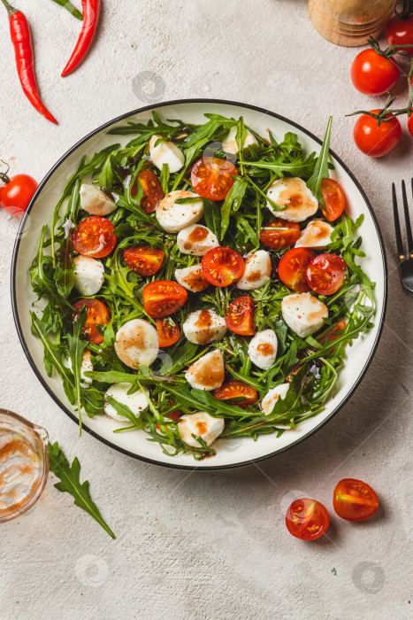 Скачать Салат с рукколой, помидорами черри и моцареллой фотосток Ozero