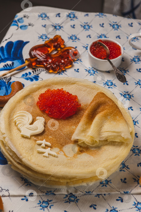 Скачать Блины на столе рядом с самоваром и икра фотосток Ozero